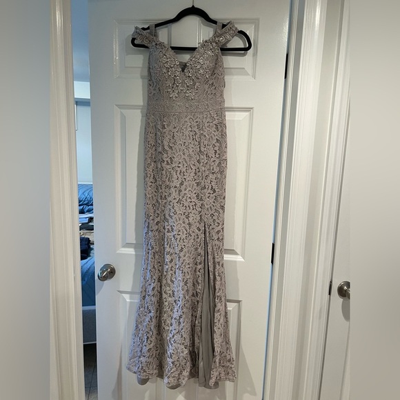 Elegant Lace Off-Shoulder Dress - Picture 2 of 2